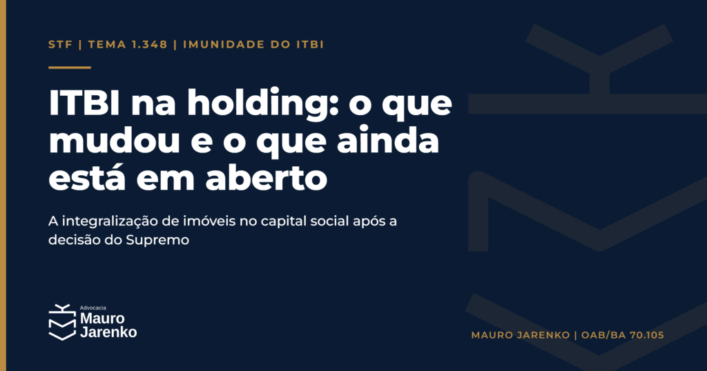 Escritura de imóvel sobre a mesa ao lado de contrato social de holding familiar